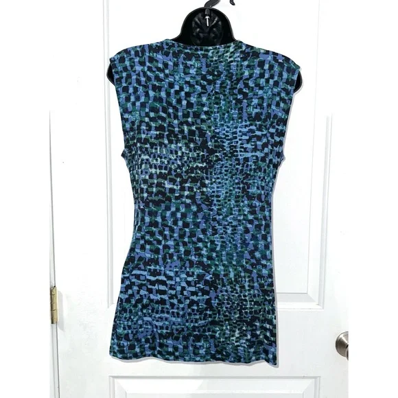 Ann Taylor sleeveless top featuring a blue geometric print, size Medium - Picture 3 of 4